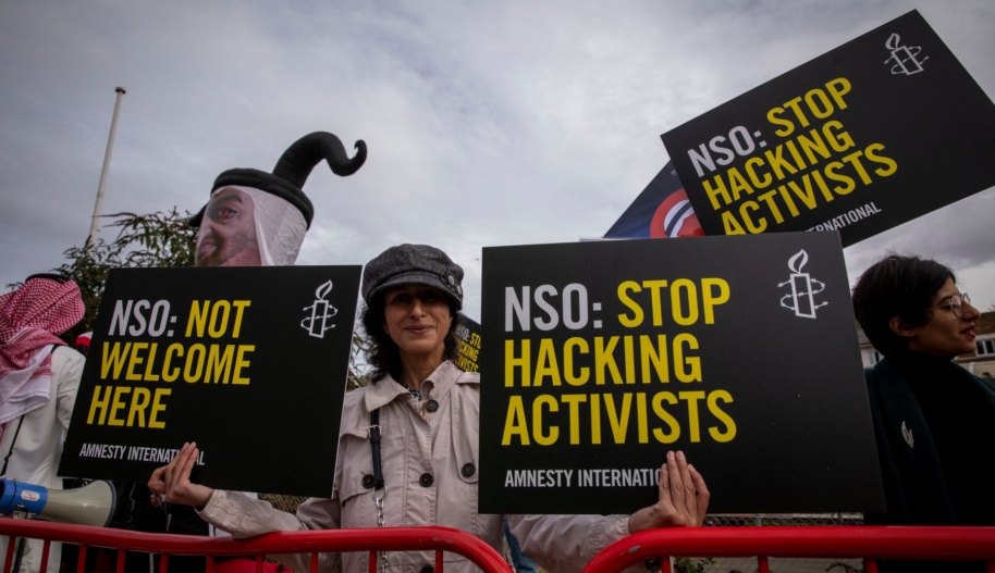 Amnesty International members and supporters demonstrate against the presence of the NSO Group at the International Security Expo in London, 28 September 2021. The NSO Group's Pegasus spyware has been used to target human rights defenders, journalists and Amnesty staff. © Amnesty International