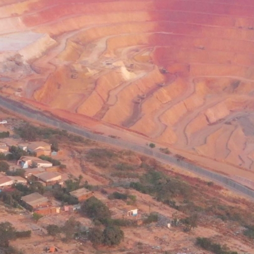 Drone photograph of the neighborhood of Gécamines Kolwezi, on the edge of the Kolwezi copper and cobalt mine operated by Chinese-owned company COMMUS, DRC, September 2022. Amnesty International (videographers: Reportage Sans Frontières).